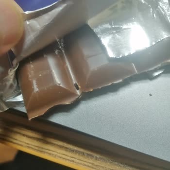 Carrefour'da Beklenmedik Misafir: Kurtçuklu Çikolata
