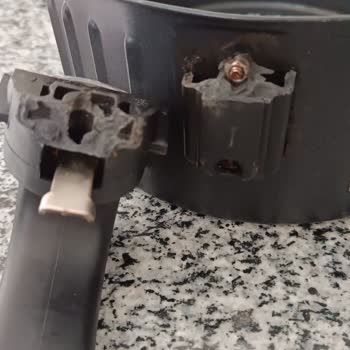 Schafer Airfryer Sapı Kırıldı