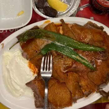Baydöner Bekletilmiş İskender İçine Çekmiş Sos