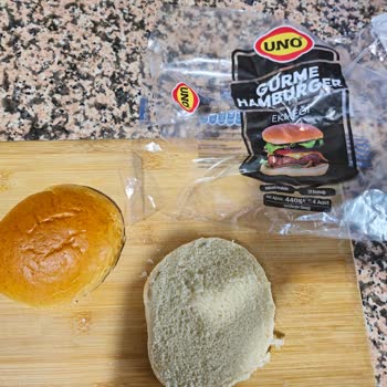 Uno Ekmek Gurme Hamburgerden Çıkan Siyah Nesne