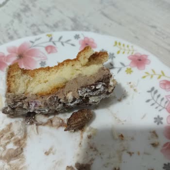 Ülkü Pastanesi Bir Pastaneden Beklenmeyen Sürpriz: Pasta İçinde Kabuklu Fıstık