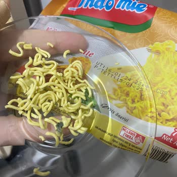 İndomie Paketin İçinden Çıkan Yeşil Şey