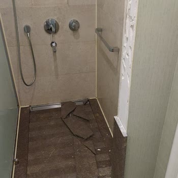 Park Inn By Radisson Hotels Şişli'de Banyo Tehlikesi