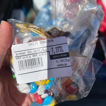 Makbul Markasının Çocuktan Bir Adet Drajeyi Geri Alması