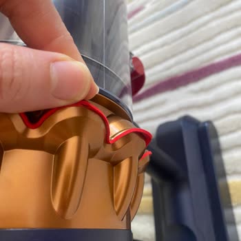 Dyson Gen5 Detect Aparatı Ve Silikonun Yırtılması