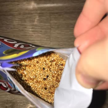 Şok Marketler Şok Enjoy Marka Kuş Yemi Kurtlu Çıktı.