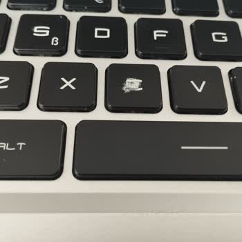 Monster Notebook Tulpar T7 V25.1.2 Laptop Menteşe Ve Pil Sorunu