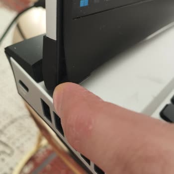 Monster Notebook Tulpar T7 V25.1.2 Laptop Menteşe Ve Pil Sorunu