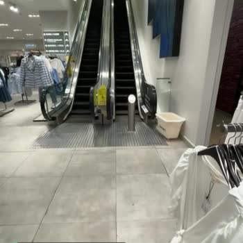 Vadi İstanbul Koton Mağazasında Yürüyen Merdiven Sorunu!