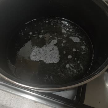 Komili Zeytinyağı Sıvı Yağ Köpürüyor