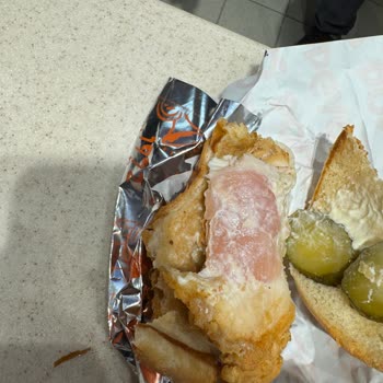 Popeyes Çiğ Tavuk Yediriyor