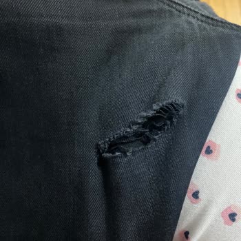 Mavi Jean İncelip Yırtılan Pantolon