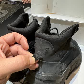 Sneaks Up Çürük Ayakkabı Sattı