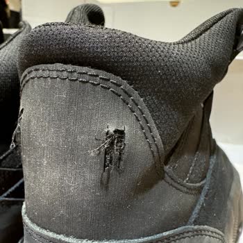 Sneaks Up Çürük Ayakkabı Sattı
