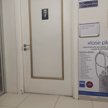Grandmedical Hospital Bekleyen Hastalara Sohbet Muhabbette Takılan Doktorlar