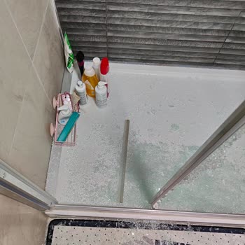 Hüppe Banyo Marka Duşakabin Camının Tehlikeli Bir Şekilde Patlaması