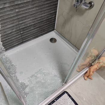 Hüppe Banyo Marka Duşakabin Camının Tehlikeli Bir Şekilde Patlaması