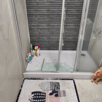 Hüppe Banyo Marka Duşakabin Camının Tehlikeli Bir Şekilde Patlaması