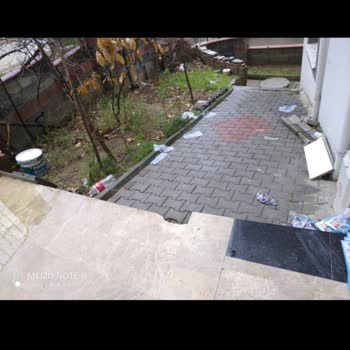 A101 Afiş Kirliliği Bahçeyi Kirletti.