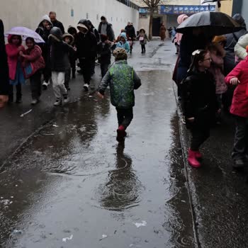 Milli Eğitim Bakanlığı (MEB) Çocuklar Yağmurda Bekletiliyor: Yenikent İlköğretim Okulu
