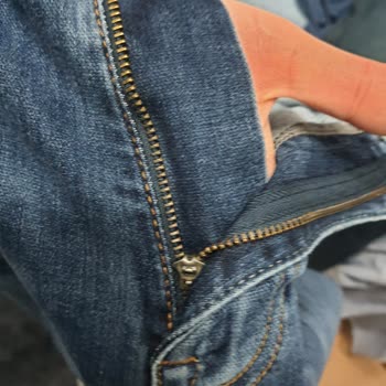 Loft Kot Pantolonlar Her Yerinden Yırtılıyor.