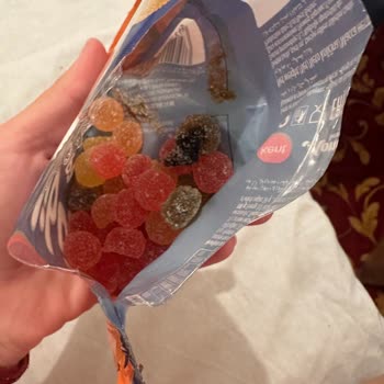 Kent Şekerleri Jelibonun İçinden Çıkan Değişik Kıvamlı Şey.