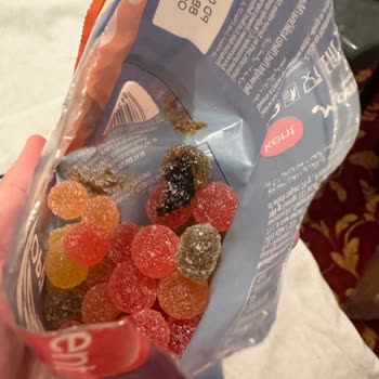 Kent Şekerleri Jelibonun İçinden Çıkan Değişik Kıvamlı Şey.