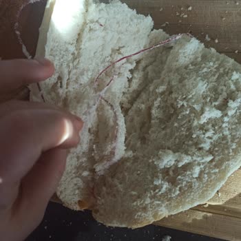 BİM Happy Center Dan Alınan Ekmeğin İçinden Yabancı Cisimler Çıktı