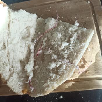 BİM Happy Center Dan Alınan Ekmeğin İçinden Yabancı Cisimler Çıktı