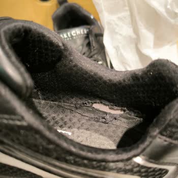 Skechers Bir Aylık Kullanılan Ayakkabının İç Astar Yırtılması