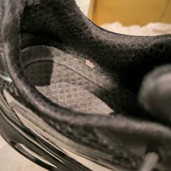 Skechers Bir Aylık Kullanılan Ayakkabının İç Astar Yırtılması