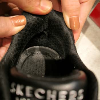 Skechers Bir Aylık Kullanılan Ayakkabının İç Astar Yırtılması