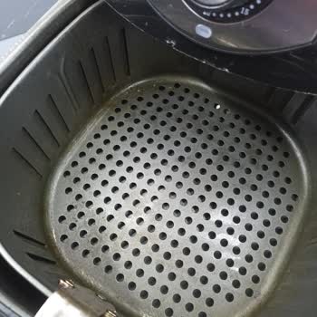 Kumtel Airfryer Hazneye Yapıştırıyor