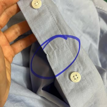 Mavi Gömlekte Tel Kaçığı Gibi Büzüklük Var