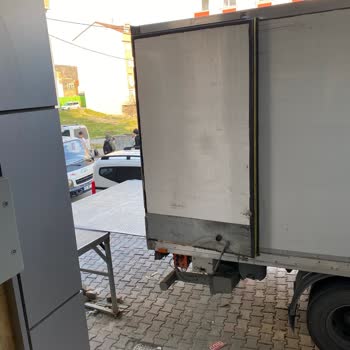 BİM: Sorumsuzluğuyla, Süründürür.