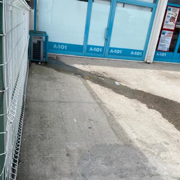 A101 Rögar Kapağından Lağım Akması