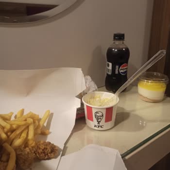KFC Paketi Hazırlayan Arkadaşın Kafası Güzel Galiba