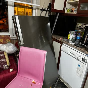 Vestel Marka Daha 7 Yıllık Buzdolabı Evde Bomba Gibi Patladı