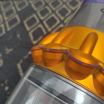 Dyson Süpürgemin Papatya Kısmı Dökülüyor