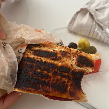 Köfteci Yusuf Yanık Tost Ve Soğuk