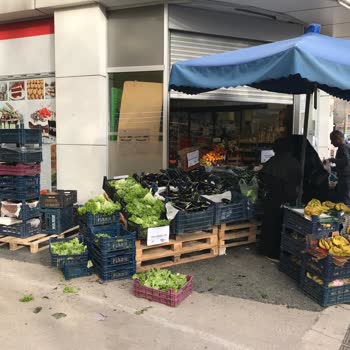 Uğur Market Market Kaldırımı Ve Yolu İşgal Ediyor