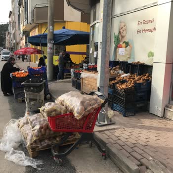 Uğur Market Market Kaldırımı Ve Yolu İşgal Ediyor