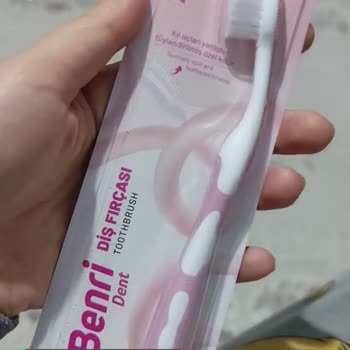Gratis Açılmamış Diş Fırçasında Saç Kılı Çıkması