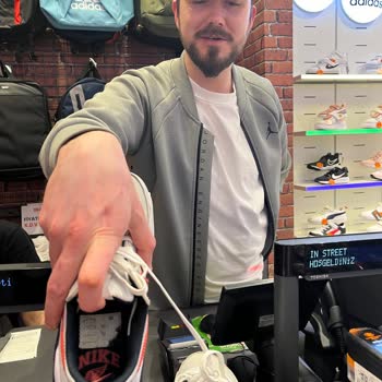 In Street Nike Ayakkabı Giyilmiş Gönderdiler!