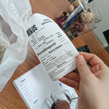 Adios Dürüm İçinden Tavuğun Tüyleri Kanadı Çıktı