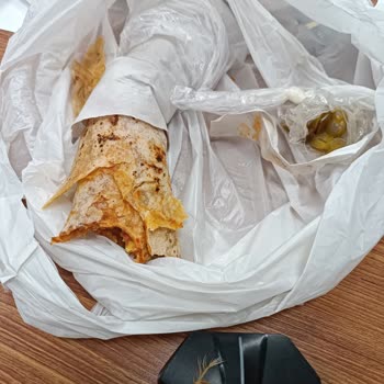 Adios Dürüm İçinden Tavuğun Tüyleri Kanadı Çıktı