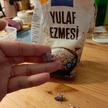 A101 Burch Marka Yulaf Ezmesinin İçinden Çıkan Mor Renkli Cisimler