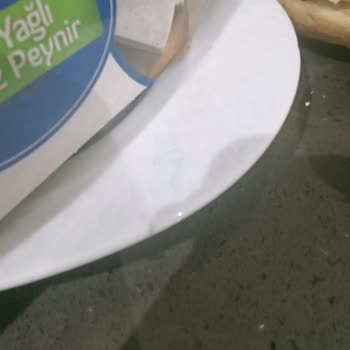 BİM Aknaz Peynirin İçinde Naylon İp Gibi Bir Şey Çıktı