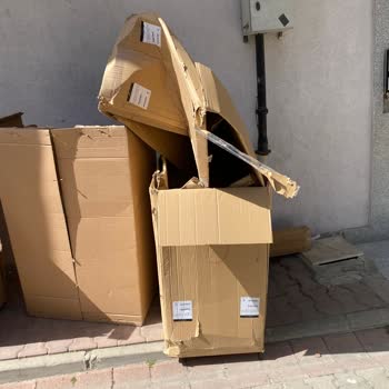 Enza Home Kartonları Haber Vermeden Binanın Önüne Yığıp Gittiler...