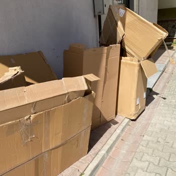 Enza Home Kartonları Haber Vermeden Binanın Önüne Yığıp Gittiler...